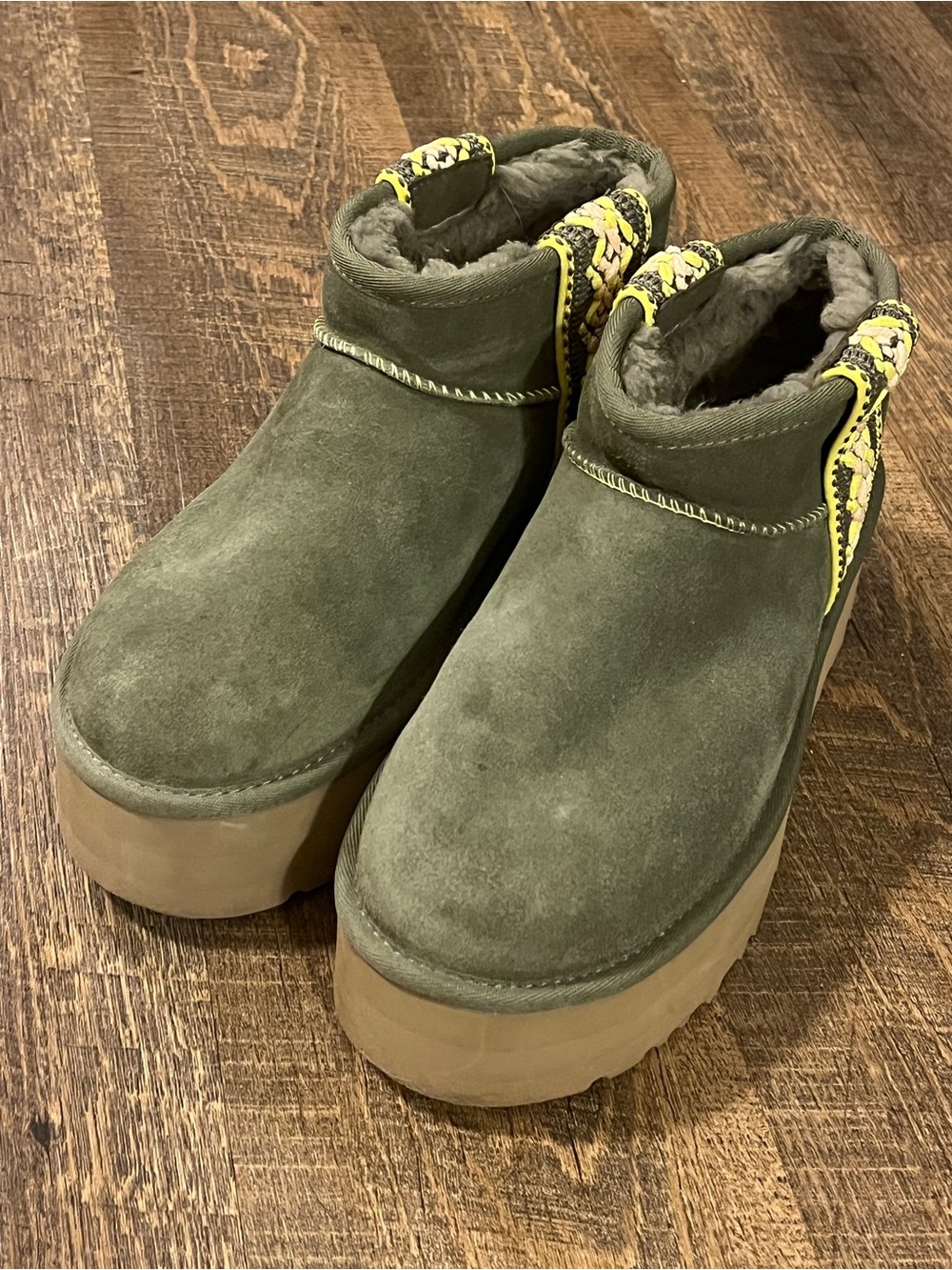 UGG Classic Ultra Mini
Platform Boot - Olive with Yellow & Pink Trim size 8 - Picture 11 of 13